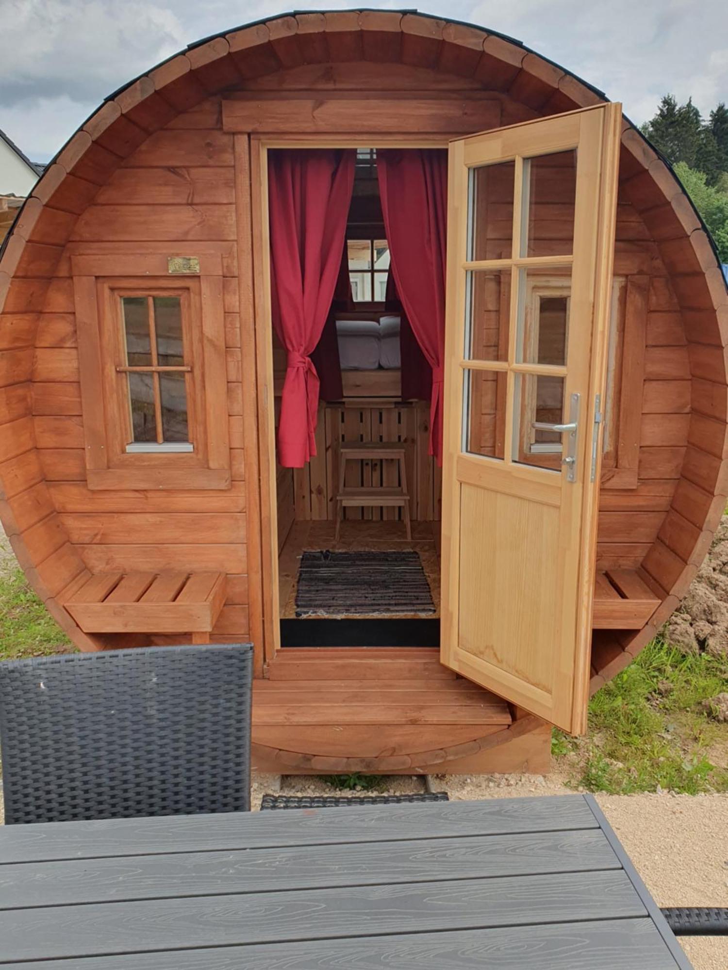 Clamping Schlaffaesser Im Wolfsschlucht Eifel Camping